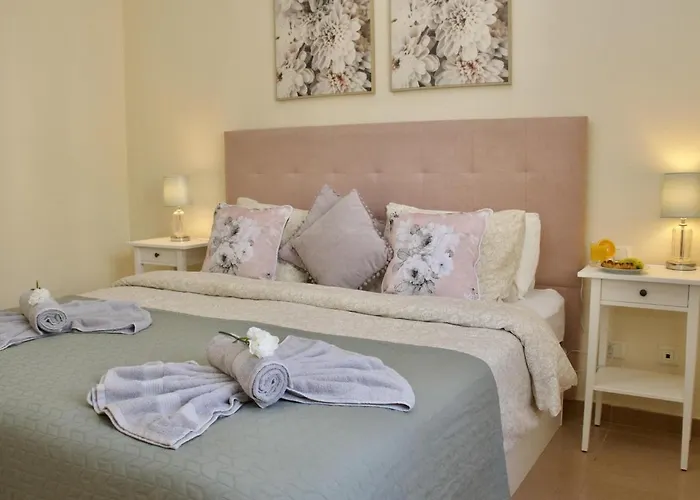 Duque Beachside Elegance Адехе