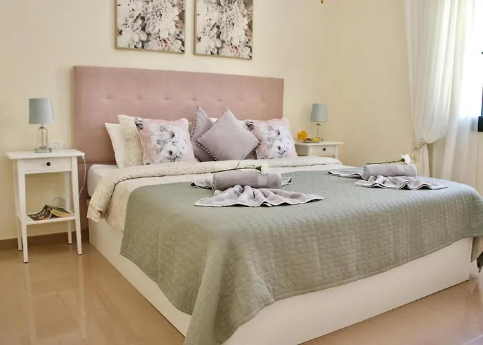 아파트 Duque Beachside Elegance 아데제