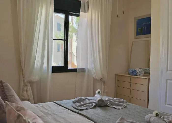 아파트 Duque Beachside Elegance 아데제