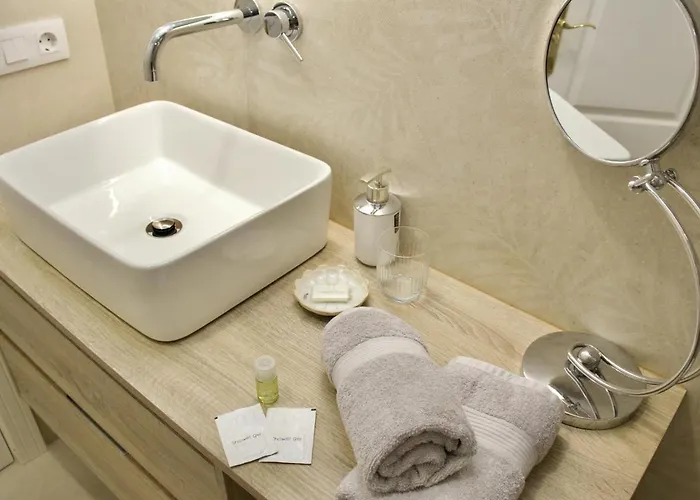 아파트 Duque Beachside Elegance 아데제